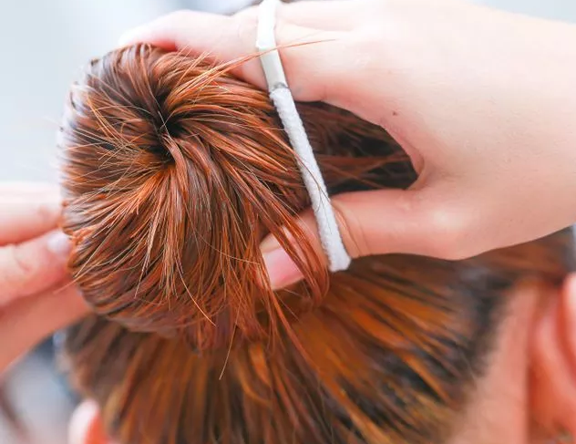 8 cách làm tóc xoăn tự nhiên rất đơn giản tại nhà