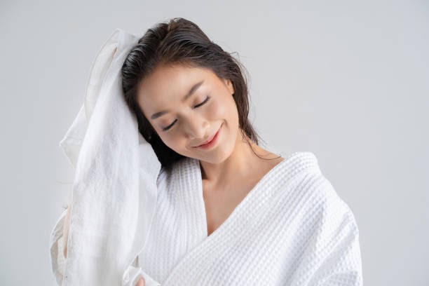 Asian Women Are Using A Dry Towel To Dry Their Hair.after Showering