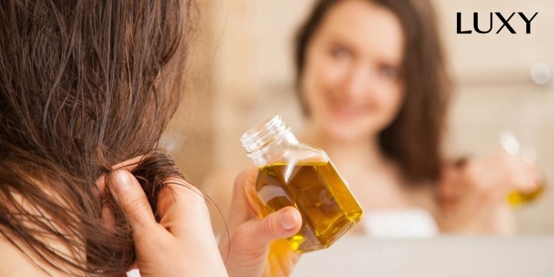 Sử dụng tinh dầu dưỡng tóc giữ nếp tóc lâu khi uốn giả
