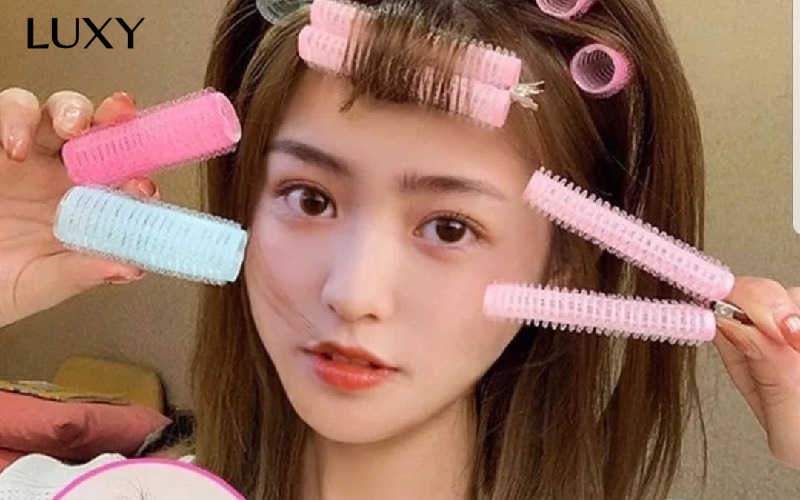 Dùng lô hoặc máy uốn đường kính nhỏ giữ nếp tóc lâu khi uốn giả