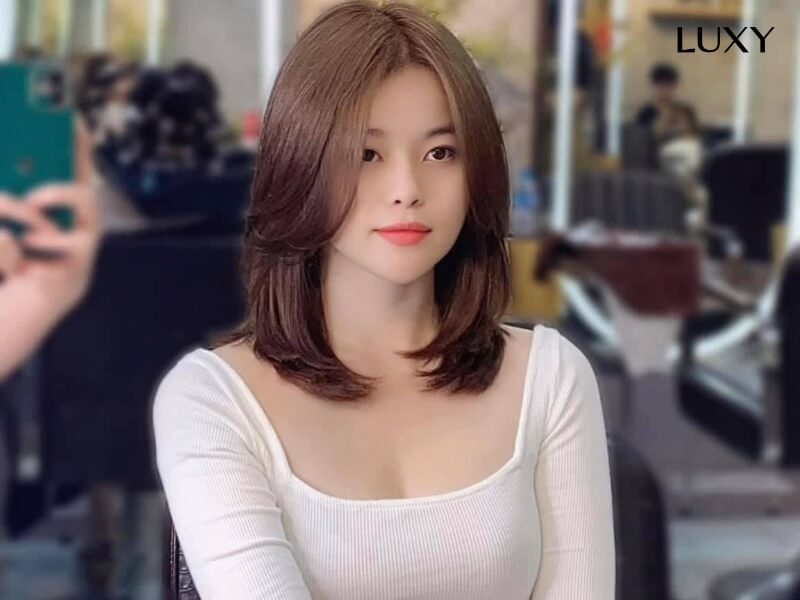 Tóc ngắn duỗi cúp cho khuôn mặt dài và gầy