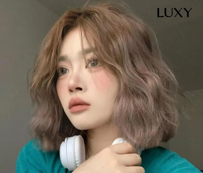 Tóc ngắn uốn xoăn cho khuôn mặt dài và gầy