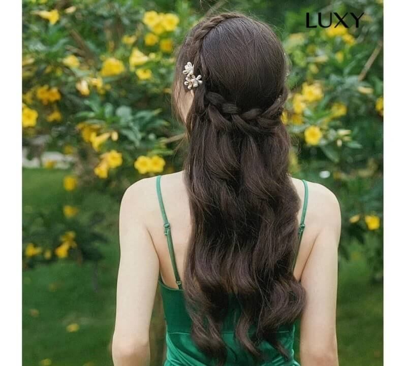 Tóc đi đám cưới buộc nửa đầu