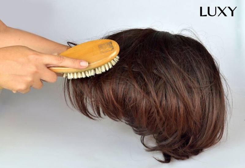 Các cách gỡ tóc giả phổ biến hiện nay