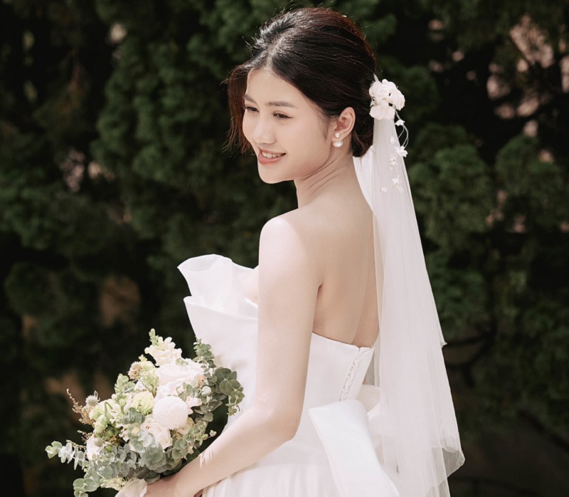 Kiểu tóc cô dâu cột nơ nữ tính