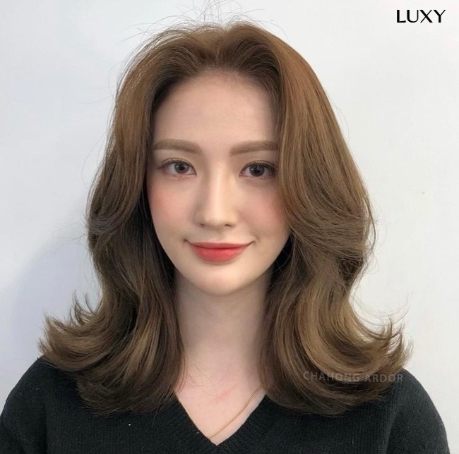 Tóc giả uốn đuôi vểnh ngang vai