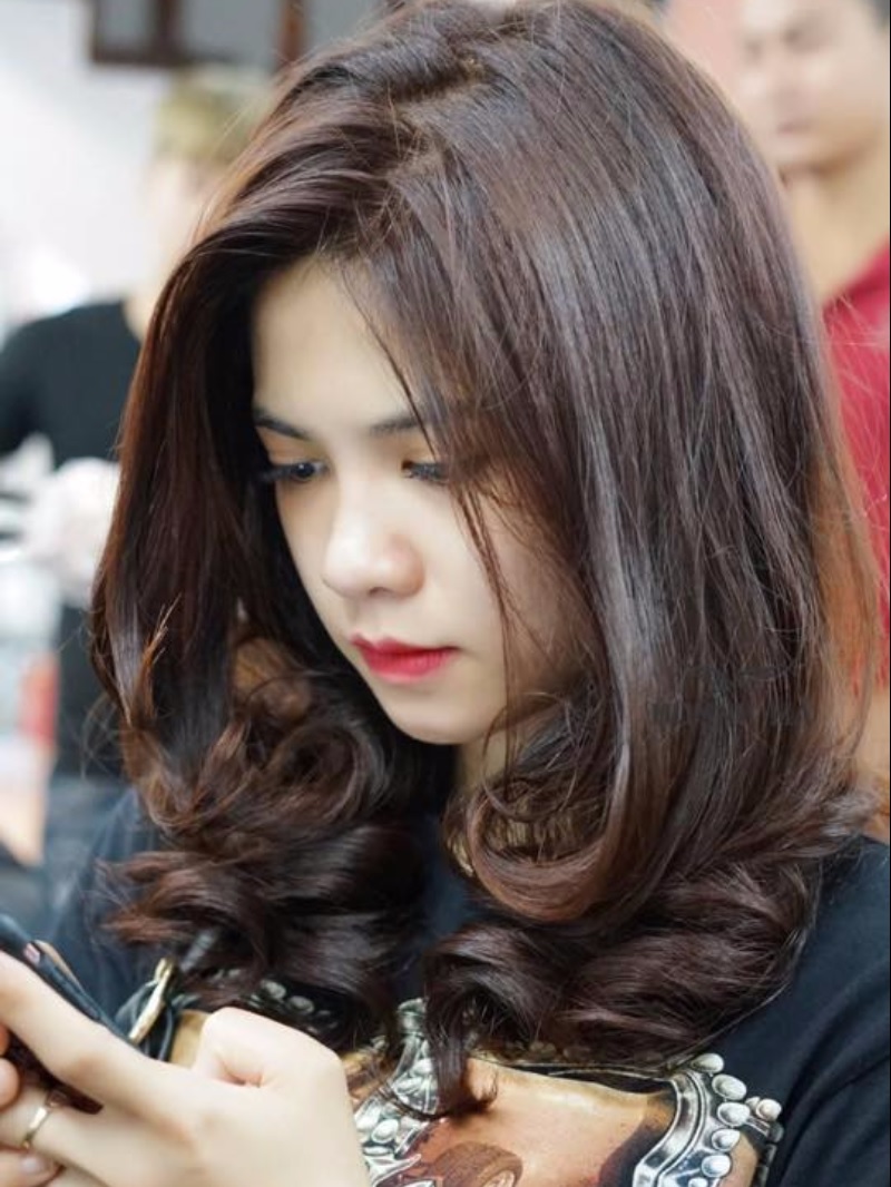 Tóc xoăn ngang vai lọn to